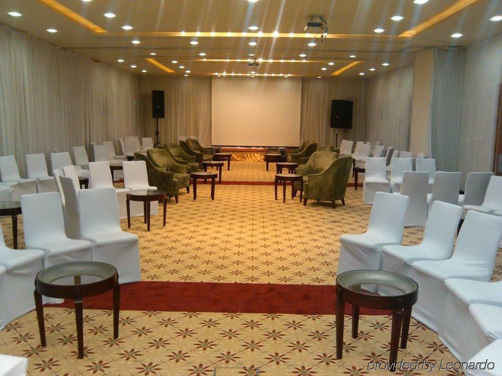 Hilton Garden Inn Riyadh Olaya Бізнес фото