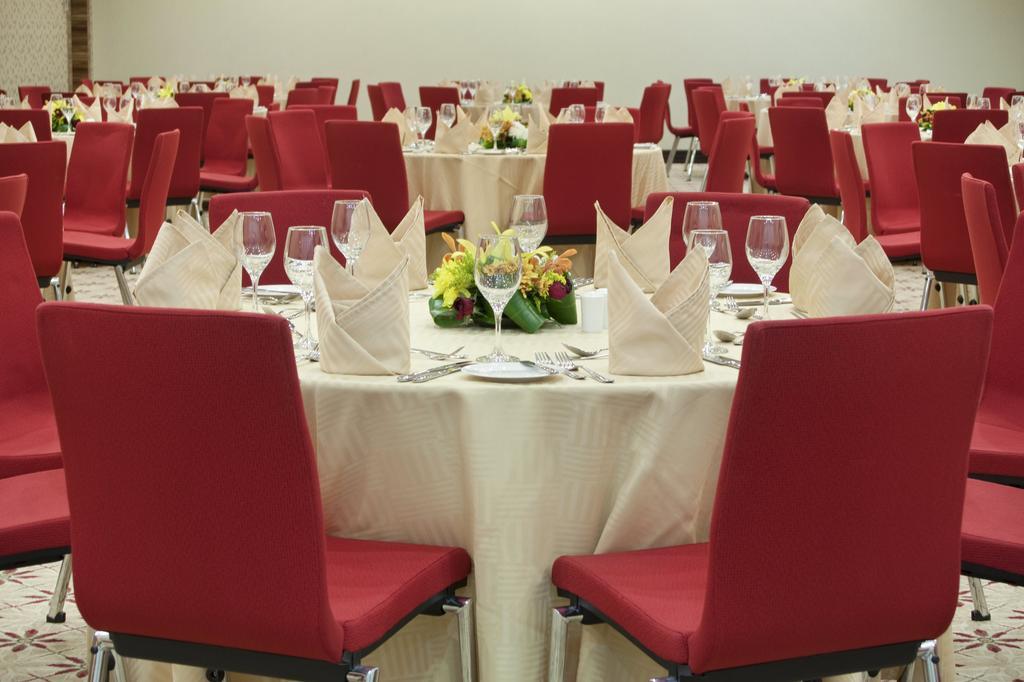 Hilton Garden Inn Riyadh Olaya Ресторан фото