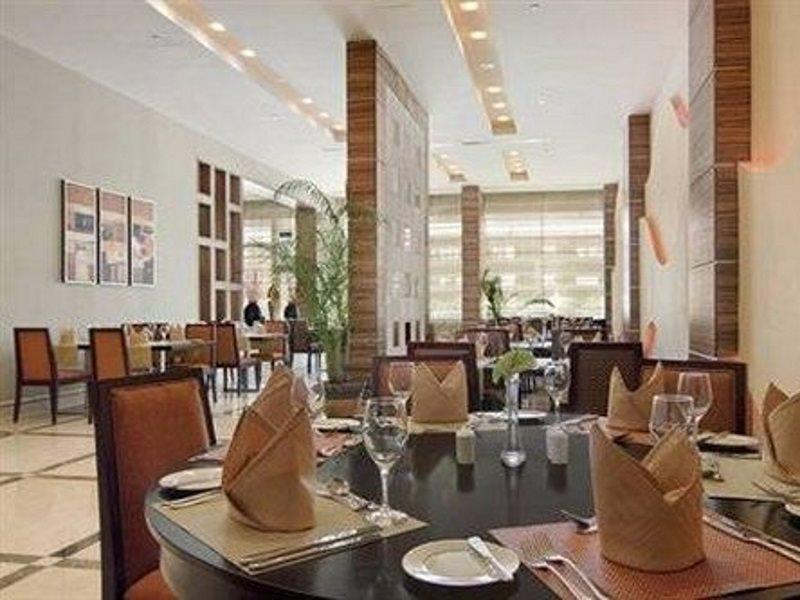 Hilton Garden Inn Riyadh Olaya Екстер'єр фото